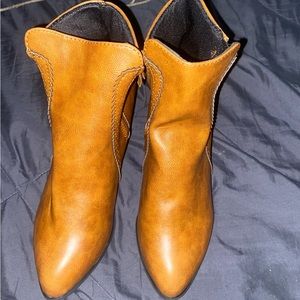 these brown boot heels it was a gift but it doesn’t fit me no more